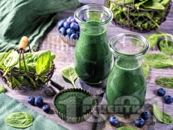 Здравословно смути със замразен спанак, замразени боровинки, мед и спирулина (водорасли) - снимка на рецептата